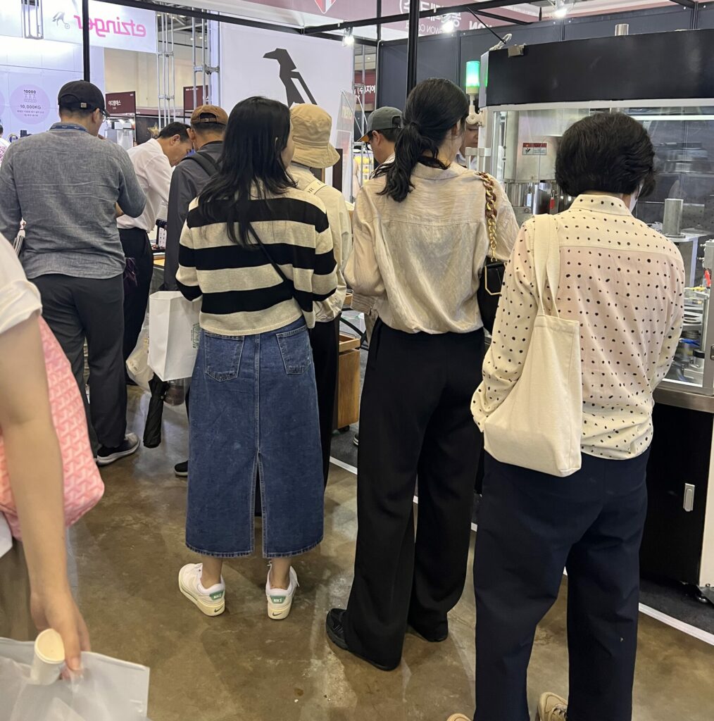 customer are seeing the RN1S coffee capsule filling sealing machine 6