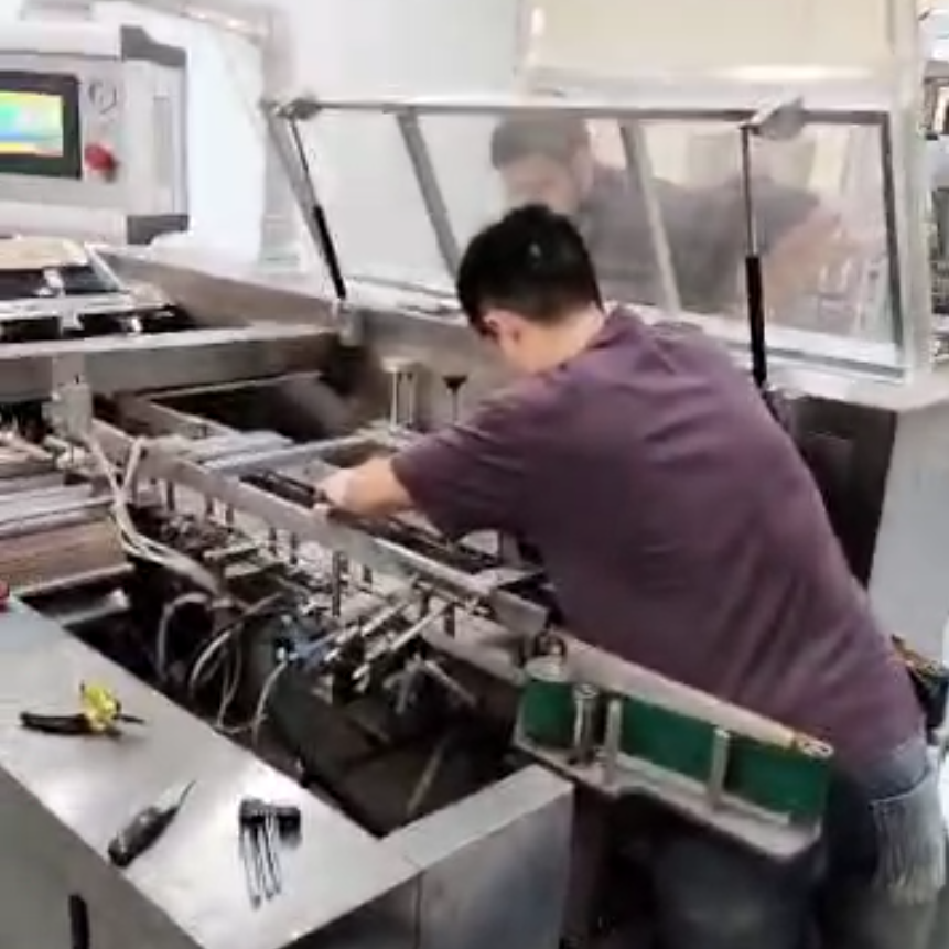 AFPAK-Techniker Herr Deng arbeitet mit algerischem Techniker 2 zusammen