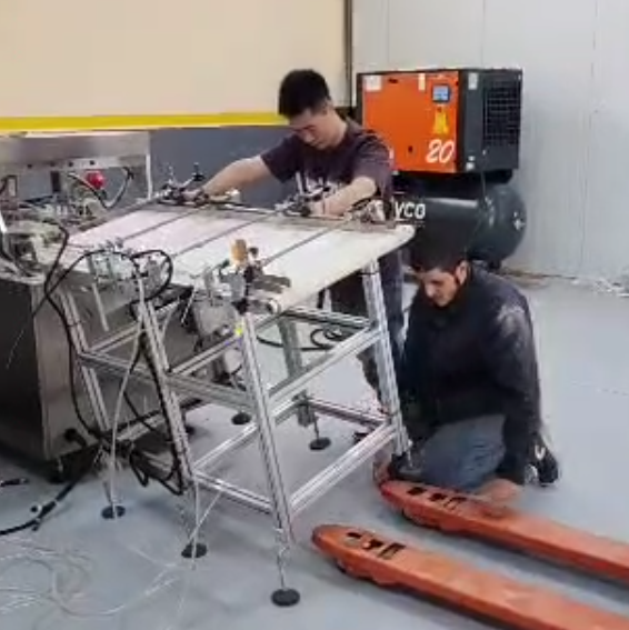 AFPAK-Techniker Herr Deng arbeitet mit algerischem Techniker zusammen