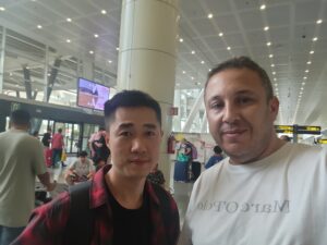 Der Kunde holt den AFPAK-Techniker Deng am Flughafen Algerien ab