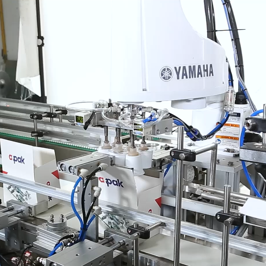 Τοποθέτηση κούπας k σε μηχανή συσκευασίας χαρτοκιβωτίων K cup